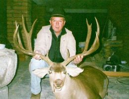 huge mule deer trophy chasers guided hunting  48 